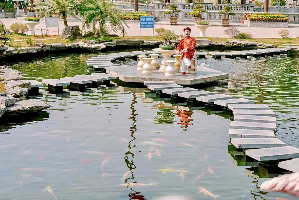 Trong khuôn viên đền có nhiều tiểu cảnh